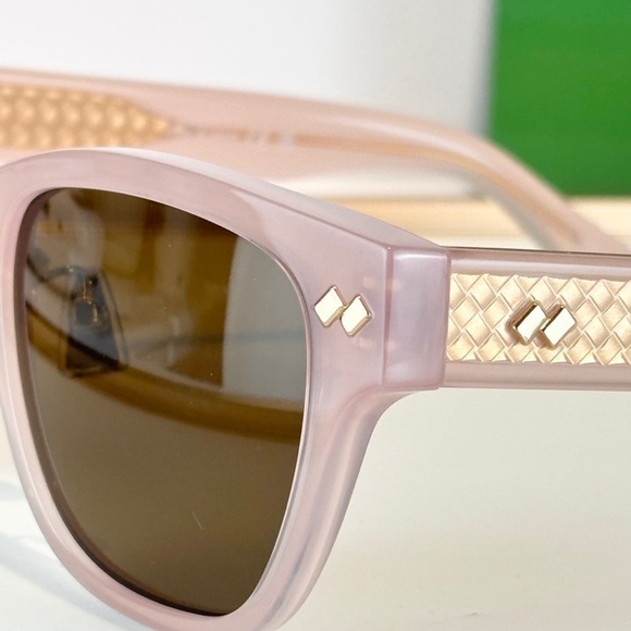 Bottega Veneta Women’s Stylish Sunglasses - Picture 8 of 9